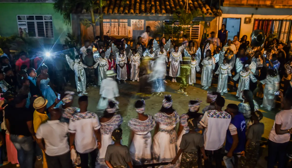 Sejumlah orang menari tarian tradisional Fuga saat perayaan "Adoraciones al Nino Dios" di Quinamayo, Kolombia (18/2). Perayaan ini telah berlangsung sejak 138 tahun lalu, dan digelar setiap bulan Februari. (AFP Photo/Luis Robayo)