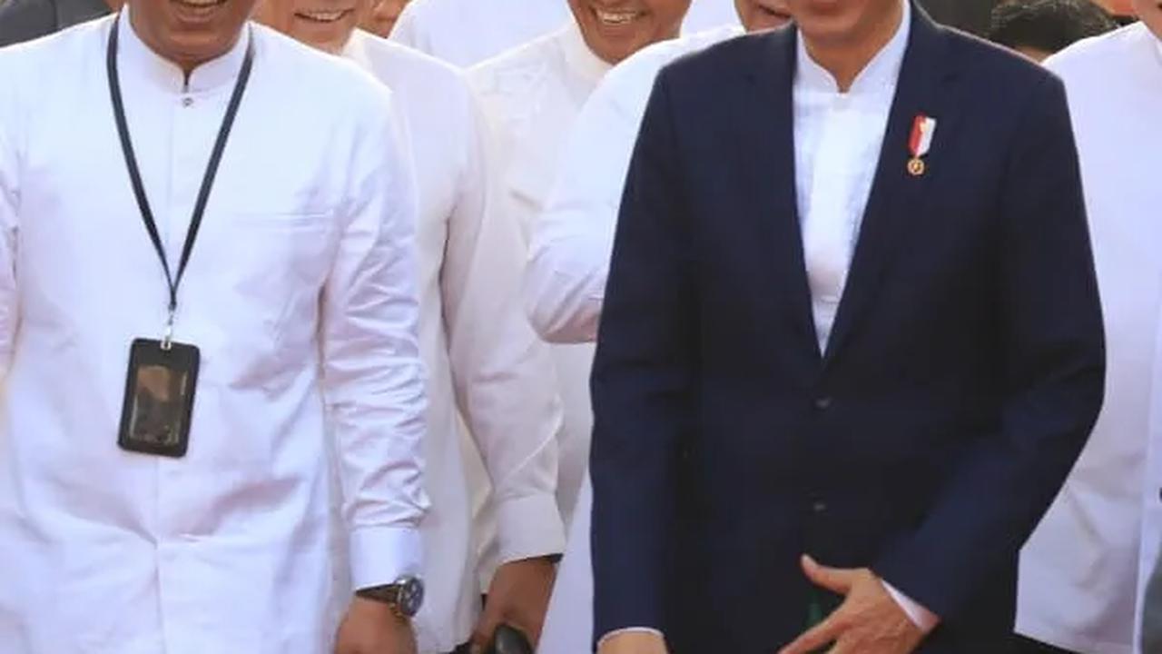 Kompak Sarungan, Intip Momen Hangat Presiden Jokowi-Prabowo di Apel Hari Santri 2023