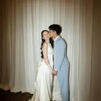 Resmi menikah, intip gaya anggun Cassandra Lee kenakan gaun pengantin putih di momen pemberkatan pernikahan.