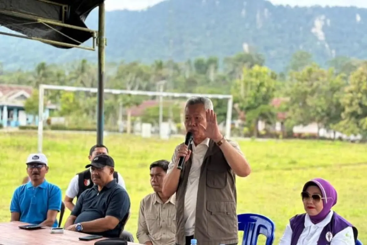 Bupati Sigi Moh Rizal Intjenae saat mengunjungi korban gempa bumi di Kecamatan Palolo, Kabupaten Sigi Sulawesi Tengah (Sulteng)