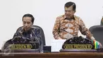 Presiden Joko Widodo (Jokowi) bersama Wapres Jusuf Kalla bersiap memimpin rapat terbatas di Kantor Presiden, Jakarta, Kamis (9/3). Rapat tersebut untuk membahas mengenai penghapusan penggunaan merkuri pada pertambangan rakyat. (Liputan6.com/Angga Yuniar)