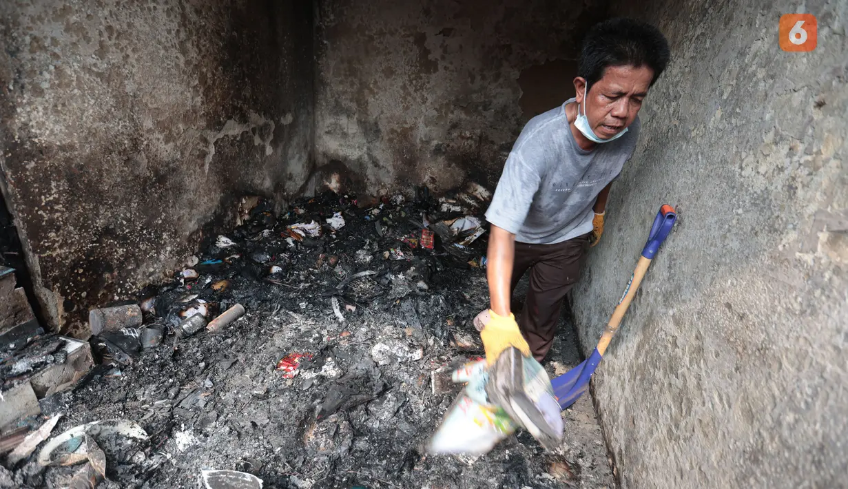 Warga mengais sisa barang yang masih bisa diselamatkan dari puing rumah yang terbakar di Jalan Kramat Pulo Dalam, Senen, Jakarta Pusat, Jumat (9/10/2026). (KLY/Budy Santoso)