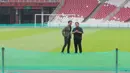 Ketua PSSI, Erick Thohir, didampingi Direktur Utama PPKGBK, Rakhmadi Afif, meninjau langsung kondisi terkini dari rumput Stadion Utama Gelora Bung Karno (SUGBK) di H-7 jelang pertandingan Timnas Indonesia kontra Jepang di Kualifikasi Piala Dunia 2026. (Bola.com/M Iqbal Ichsan)