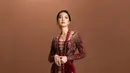 Cantiknya Raline Shah dibalut kebaya kutu baru velvet berwarna merah. Kebaya ini juga terlihat megah dengan detail payet dan bordir berjahitan emas, serta kain wastra senada yang dikenakan Raline sebagai rok. [Foto: Instagram/ralineshah]