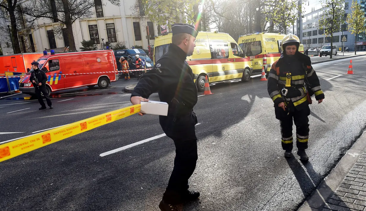 Polisi memasang garis polisi di sekitar Masjid Agung Brussels, Belgia, setelah ditemukan paket berisikan serbuk putih yang dikhawatirkan Anthrax, Kamis (26/11). Petugas juga mengevakuasi 11 orang didekontaminasi. (AFP PHOTO/EMMANUEL Dunand)