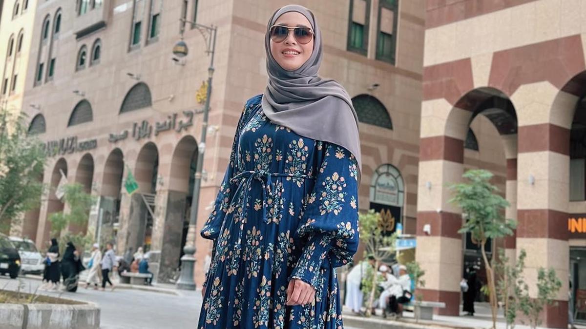 8 Inspirasi Outfit Gamis Elegan ala Maia Estianty, Bikin Penampilan Makin Memukau