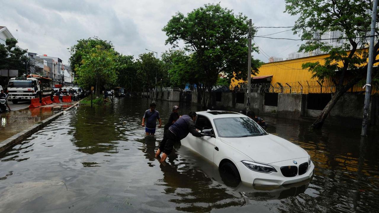 FOTO: Penampakan Mobil Mewah Mogok Saat Terjang Banjir Rob di Jakarta