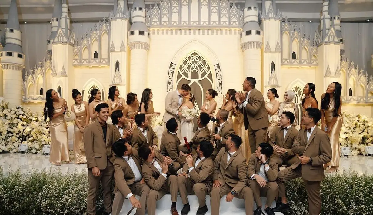 Tak hanya bridesmaid, groomsmen Sarah dan Kilian juga tak kalah mencuri perhatian. Rayn Wijaya kekasih Ranty Maria, Justin kekasih Hana Saraswati, hingga Adhitya Alkatiri jadi groomsmen Kilian Petter. Bridesmaid mengenakan gaun satin warna gold, sementara groomsmen gagah dengan jas warna selaras dengan dasi kupu-kupu. Sama seperti bridesmaid, groomsmen Kilian juga ada 14 orang. (Liputan6.com/IG/hanahaho)