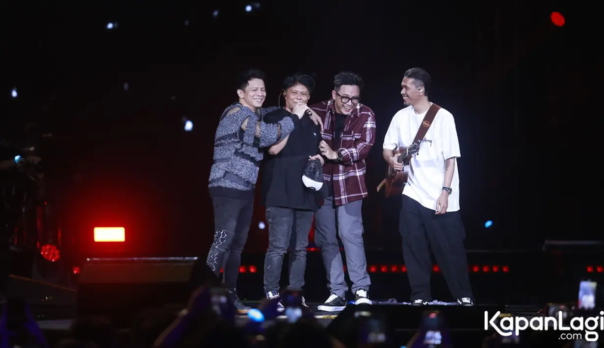 Malam itu, Reza juga mengisi posisi drum mengiringi NOAH membawakan tiga lagu. Diantaranya Mimpi yang Sempurna, Taman Langit dan Kita Tertawa. [Foto: KapanLagi.com/Bayu Herdianto]