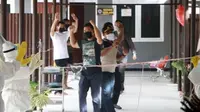 Foto : Empat pasien positif covid-19 di RSB Kupang saat dipulangkan karena dinyatakan sembuh (Liputan6.com/Ola Keda)