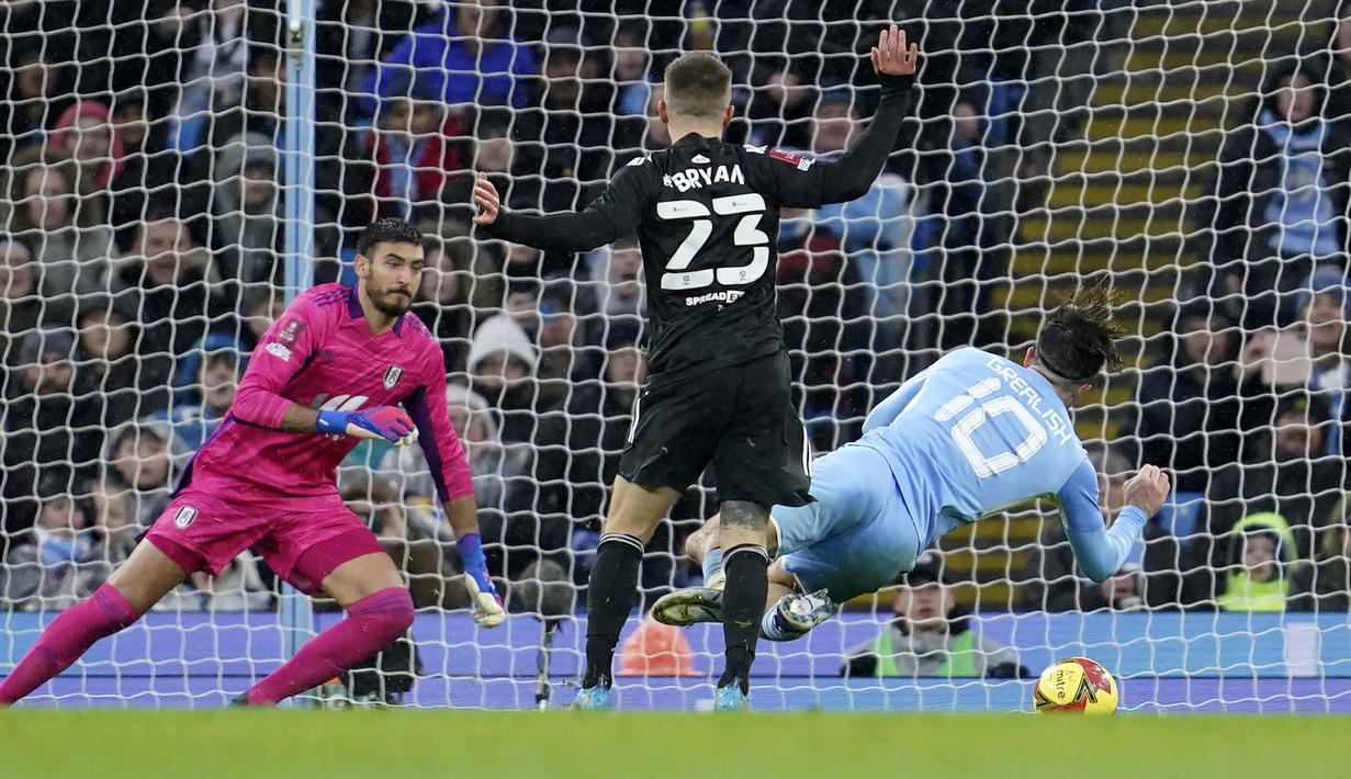 Di awal babak kedua pada menit ke-53 Manchester City mendapat hadiah penalti. Jack Grealish dianggap dijatuhkan oleh Joe Bryan di dalam kotak penalti, meski terlihat kontak keduanya terbilang minim. (AP/Jon Super)