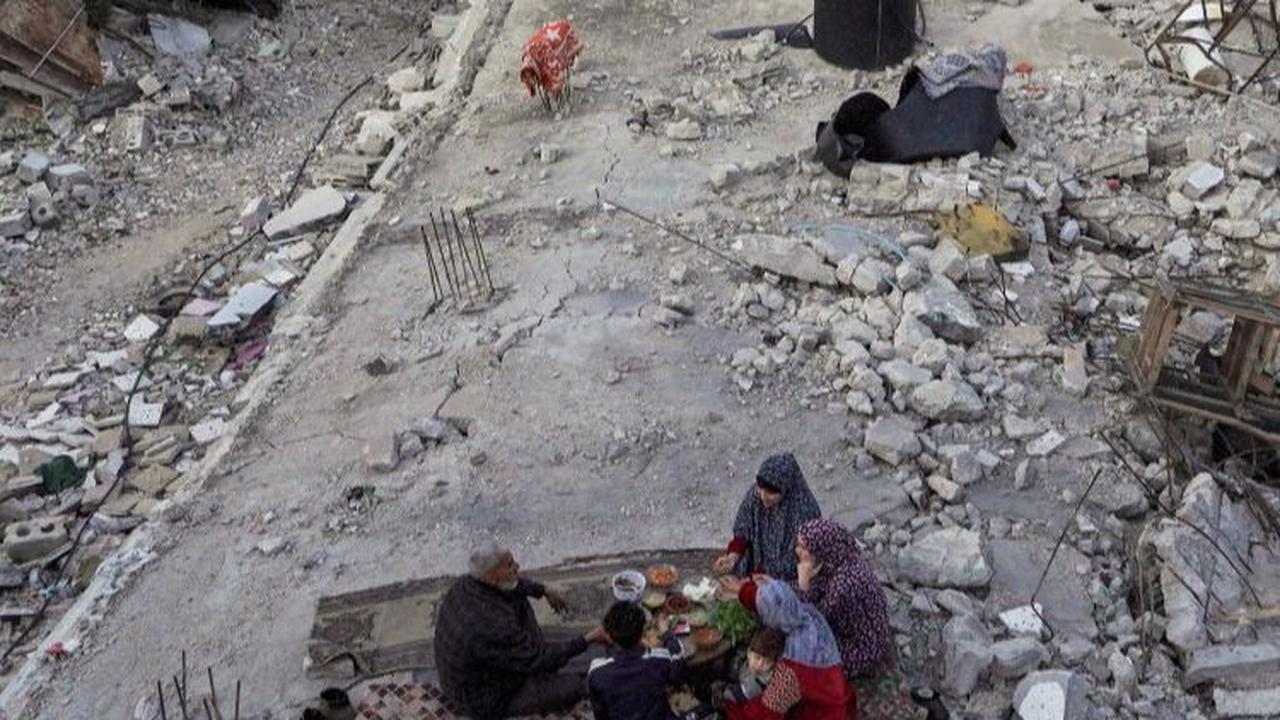 FOTO: Miris, Warga Jalur Gaza Berbuka Puasa di Antara Puing Rumahnya yang Dibombardir Israel