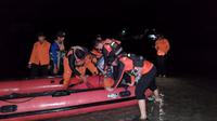 Proses evakuasi 6 nelayan yang terombang-ambing di perairan Tanawangko, Minahasa, Senin (27/3/2023).