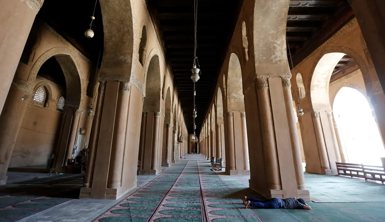Seorang pria tertidur di Masjid Ibnu Tulun, Kairo, saat bulan suci Ramadan, 2 Juni 2017. Masjid yang dibangun pada 876-879 di masa pemerintahan Ahmad Ibn Tulun ini merupakan masjid tertua kedua di Mesir. (REUTERS/Amr Abdallah Dalsh)