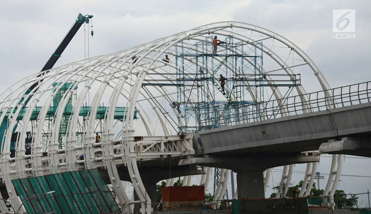 Pekerja mengerjakan pembangunan Halte Light Rail Train (LRT) Jakarta-Bogor-Depok-Bekasi (Jabodebek) di Jakarta Timur, Rabu (26/12). Proyek LRT Jabodebek tahap kedua memiliki panjang 38,50 kilometer. (Merdeka.com/Imam Buhori)