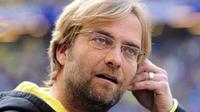 Gaya pelatih Borussia Dortmund Juergen Klopp jelang laga lanjutan Bundesliga melawan Hamburg SV di Hamburg, 9 April 2011. Skor 1-1. AFP PHOTO / OLIVER HARDT