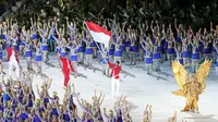 Atlet kontingen Indonesia memasuki stadion pada pembukaan Asian Games 2018 di Stadion Utama Gelora Bung Karno (SUGBK), Jakarta, Sabtu (18/8). Atlet renang I Gede Siman Sudartawa dipercaya menjadi pembawa bendera Merah Putih. (Liputan6.com/Ferbian Pradolo)
