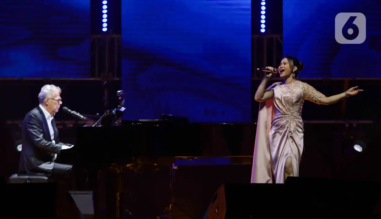 Musisi David Foster (kiri) tampil bersama penyanyi Rossa (kanan) saat konser bertajuk Hitman Returns di Indonesia Convention Exhibition (ICE) BSD, Kabupaten Tangerang, Banten, Sabtu (15/6/2024). (Liputan6.com/Herman Zakharia)