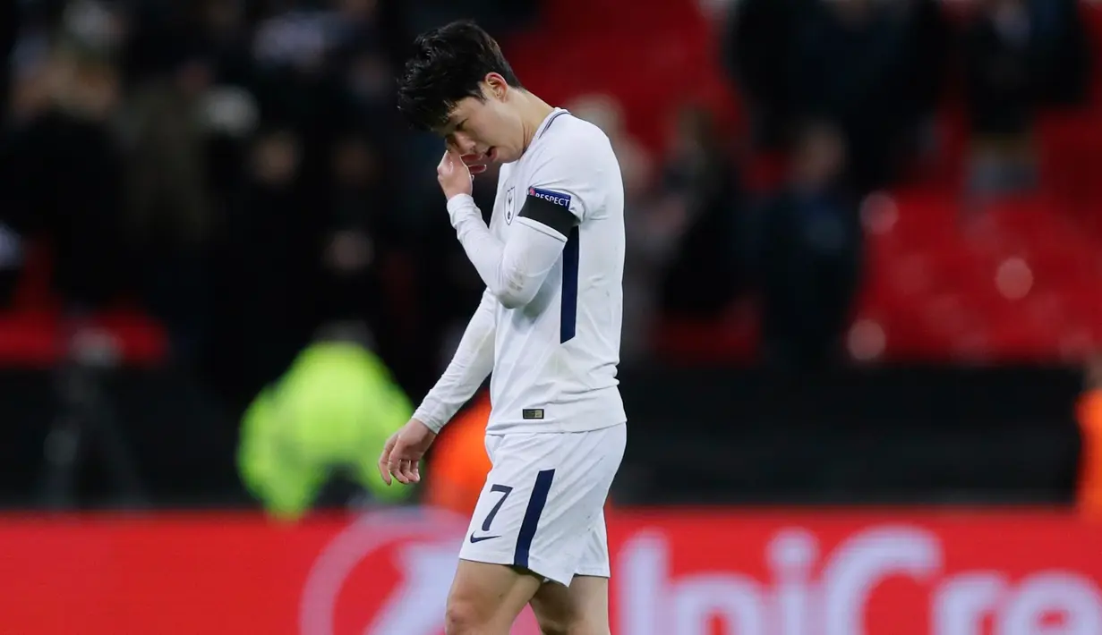 Striker Tottenham Hotspur, Son Heung-Min mengusap matanya seusai kalah atas Juventus pada leg kedua babak 16 besar Liga Champions di Wembley, Kamis (8/3). Kekalahan dari Juventus membuat Heung-Min terlihat begitu emosional. (AP/Kirsty Wigglesworth)
