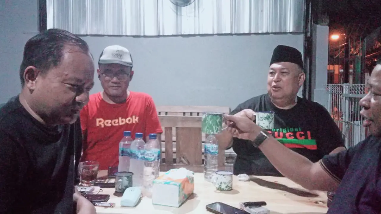 Dua tokoh politik Jawa Barat, meluangkan waktu santai dengan mengobrol di sebuah kedai kopi di wilayah Rawalumbu, Kota Bekasi.