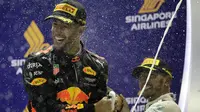 Pebalap Red Bull, Daniel Ricciardo, finis kedua lpada balapan F1 Singapura di Marina Bay City Circuit Singapore, (17/9/2017). F1 GP Singapura sempat terganggu akibat kecelakaan pada awal start. (AP/Wong Maye-E)