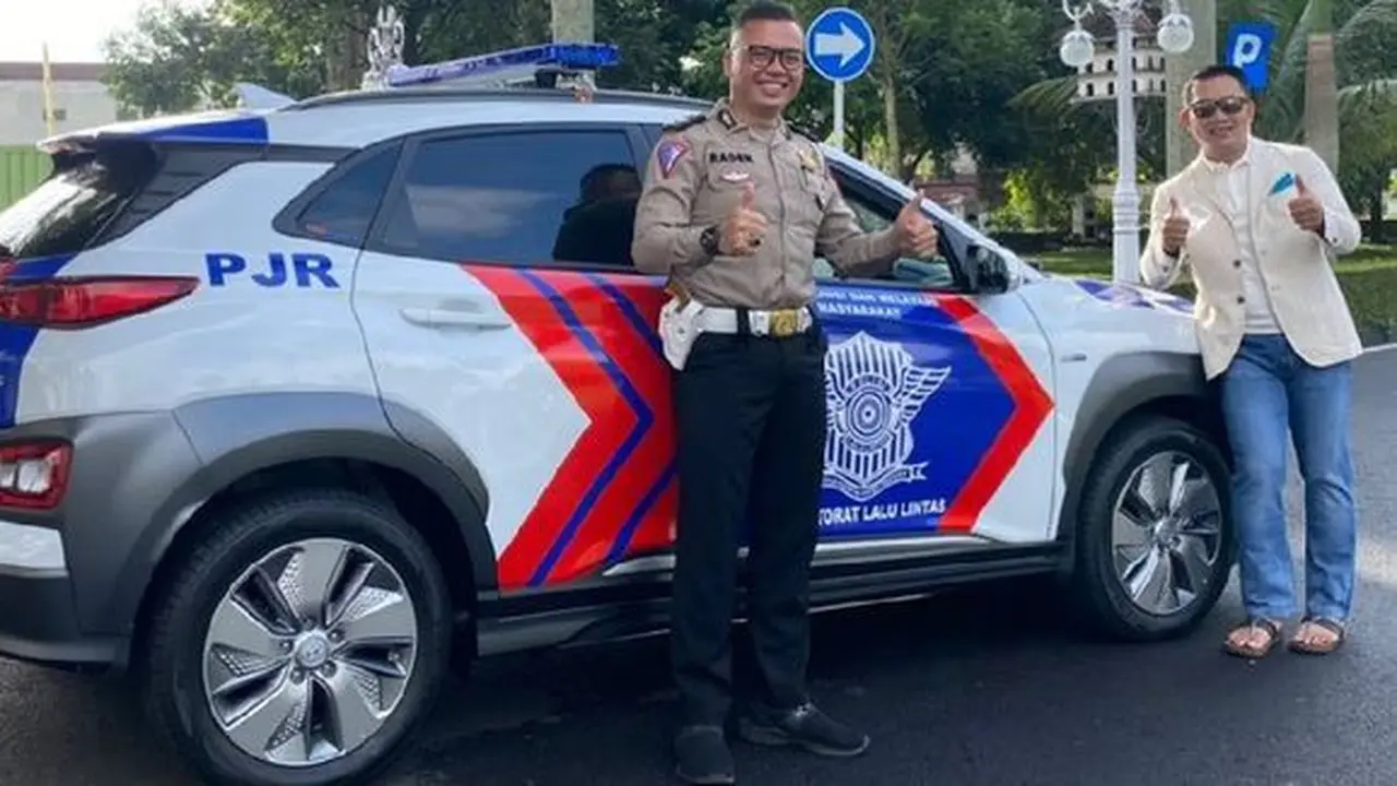 Ridwan Kamil dan mobil listrik polisi