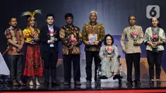 Chief Content Officer (COO) Kapanlagi Youniverse Wens Manggut (kiri) bersama perwakilan Kementerian Koordinator Bidang Pembangunan Manusia dan Kebudayaan (keempat kanan) foto bersama para peraih penghargaan Sosok Inspiratif untuk Indonesia pada acara Merdeka Awards 2023 di SCTV Tower, Jakarta, Rabu (30/8/2023). (merdeka.com/Imam Buhori)