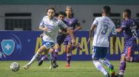Gelandang Persib Bandung, Marc Klok menggiring bola saat menghadapi Persita Tangerang dalam laga pekan kedua BRI Liga 1 2021/2022 di Stadion Wibawa Mukti, Cikarang, Sabtu (11/09/2021). (Foto: Bola.com/Bagaskara Lazuardi)
