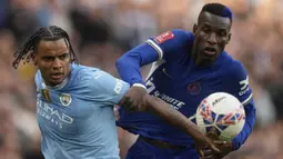 Bek Manchester City, Manuel Akanji (kiri) berebut bola dengan striker Chelsea, Nicolas Jackson pada laga semifinal Piala FA 2023/2024 di Wembley Stadium, London, Sabtu (20/4/2024). (AP Photo/Alastair Grant)