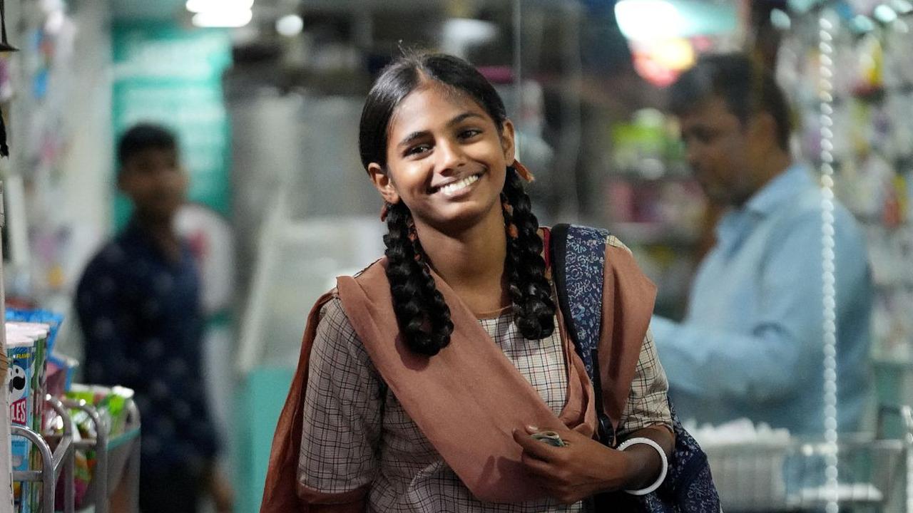 Tiga tahun lalu seorang turis Amerika yang penuh rasa ingin tahu berjalan ke daerah kumuh tepi laut di Mumbai dan bertemu dengan seorang gadis kecil yang murah senyum.<br><br>Maleesha Kharwa yang dulu masih mungil itu kini sudah berusia 15 tahun.<br>