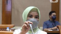 Dirut PT Pertamina (Persero) Nicke Widyawati mengikuti Rapat Dengar Pendapat (RDP) dengan Komisi VII DPR di kompleks Parlemen, Senayan, Jakarta, Senin (5/4/2021). RDP tersebut membahas kebakaran tangki minyak milik Pertamina RU VI Balongan, Indramayu, Jawa Barat. (Liputan6.com/Angga Yuniar)