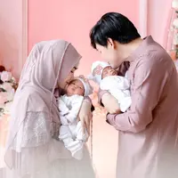 Akikah anak kembar Anisa Rahma yang serba pink, kumpul bersama keluarga. Sumber ig @anisarahma_1 @ananditodwis