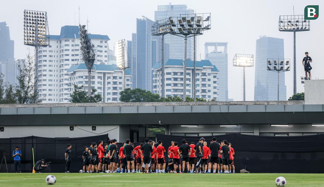 <p>Sejumlah pemain Timnas Jepang melakukan persiapan saat sesi latihan menjelang laga lanjutan putaran ketiga Kualifikasi Piala Dunia 2026 melawan Timnas Indonesia yang berlangsung di Lapangan A, Kompleks Stadion Utama Gelora Bung Karno (SUGBK), Senayan, Jakarta, Rabu (13/11/2024). (Bola.com/Bagaskara Lazuardi)</p>