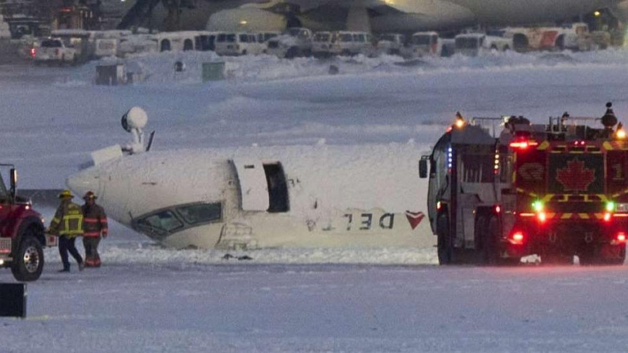 FOTO: Momen Mencekam Kecelakaan Pesawat Delta Airlines di Bandara Toronto Kanada: Hantam Tanah, lalu Miring dan Terbalik