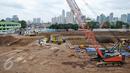 Suasana pembangunan revitalisasi Pasar Rumput, Manggarai Jakarta Selatan, Rabu (4/1). Rencananya, Pasar Rumput akan dibangun menjadi rusunanwa dengan 24-26 lantai dan 3-4 lantai pertama akan tetap difungsikan sebagai pasar. (Liputan6.com/Yoppy Renato)