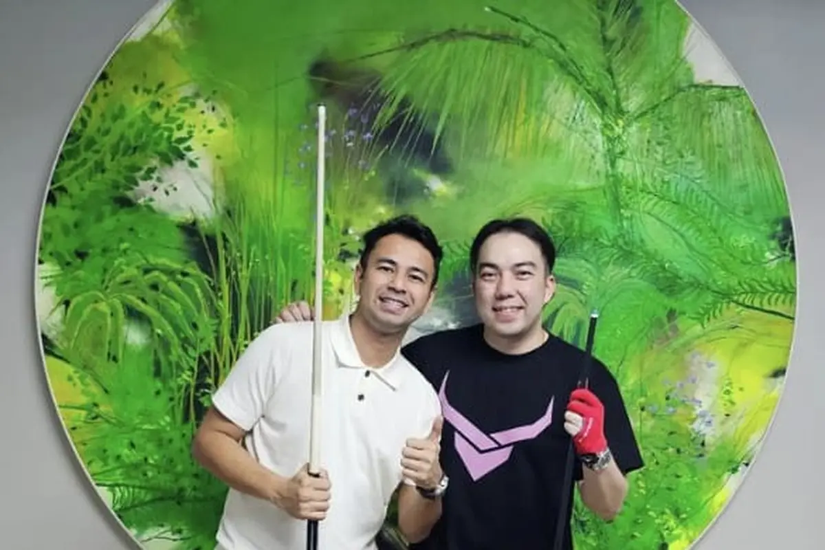 Raffi Ahmad dan Hendra Kurniawan dalam bidang olahraga biliar.