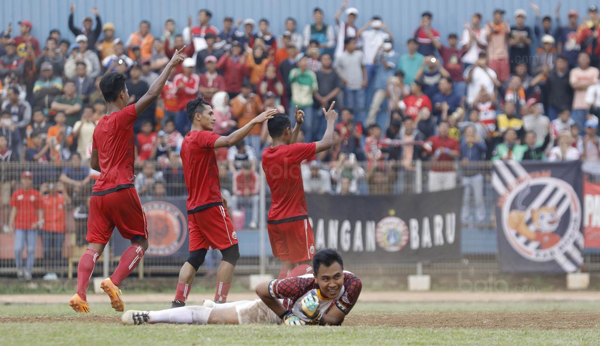 Pemain Persija merayakan gol yang dicetak oleh Ramdani Lestaluhu ke gawang Persika Karawang pada laga uji coba di Stadion Soemantri Brodjonegoro, Kuningan, Jakarta, Sabtu (30/12/2017). Persija menang 3-1 atas Persika. (Bola.com/M Iqbal Ichsan)