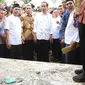 Presiden Joko Widodo (Jokowi) mengamati kondisi Masjid At-Taqarrub yang rusak parah di Pidie Jaya, Aceh, Jumat (9/12). Jokowi meminta agar masjid yang rusak akibat gempa Aceh tersebut segera dibersihkan dan dibangun kembali. (Liputan6.com/Angga Yuniar)