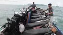 Petugas menata motor di atas kapal  ketika menyeberang dari pelabuhan Pulau Sebesi, Lampung, Senin (31/12). Setiap harinya hanya ada satu kapal yang menyeberang pada pukul 13.00 WIB dari Dermaga Canti ke Pulau Sebesi. (Liputan6.com/Herman Zakharia)