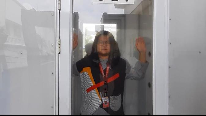 Tamu Istana Kepresidenan diwajibkan masuk ke ruang disinfektan sebagai langkah mencegah penyebaran Covid-19. (Istimewa)