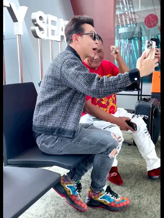 Hotman Paris siap turun langsung membantu Inara untuk mendapatkan hak-haknya."Ayok, jangan khawatir, ada Richard dan Hotman," kata Hotman Paris saat video call dengan Inara. [Instagram/hotmanparisofficial]