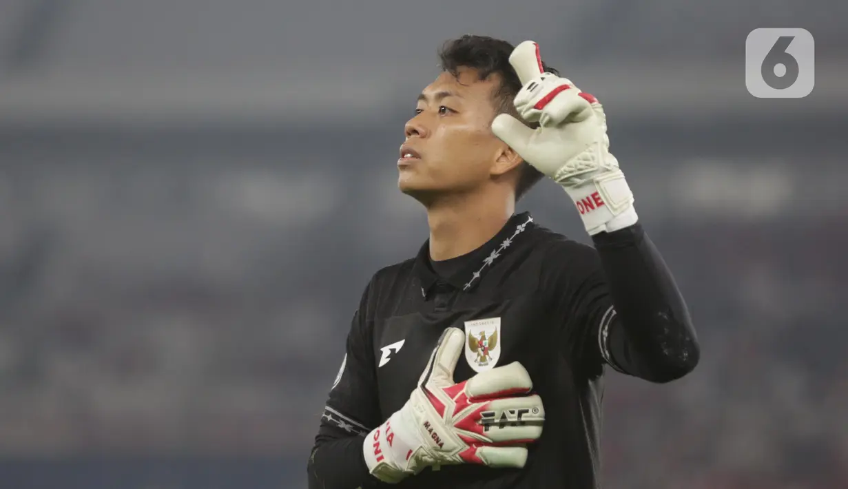 Ardiansyah melakukan penyelamatan ganda pada menit ke-116 untuk menggagalkan dua tembakan lawan. (Liputan6.com/Helmi Fithriansyah)