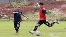 Dua pemain andalan Persija Jakarta tersebut tampak serius melahap sesi latihan yang diberikan sang pelatih. (Bola.com/M iqbal Ichsan)