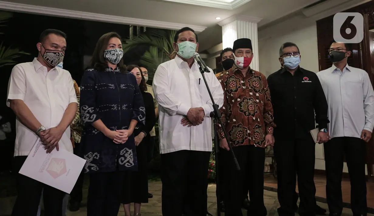 Ketum Partai Gerindra Prabowo Subianto dan Sekjen PDIP Hasto Kristianto memperkenalkan Bakal Calon Walikota Tangerang Selatan di Kertanegara, Jakarta, Senin (20/7/2020). Gerindra mengusung Muhammad dan Rahayu Saraswati Djojohadikusumo untuk maju di Pilwalkot Tangsel 2020. (Liputan6.com/Johan Tallo)