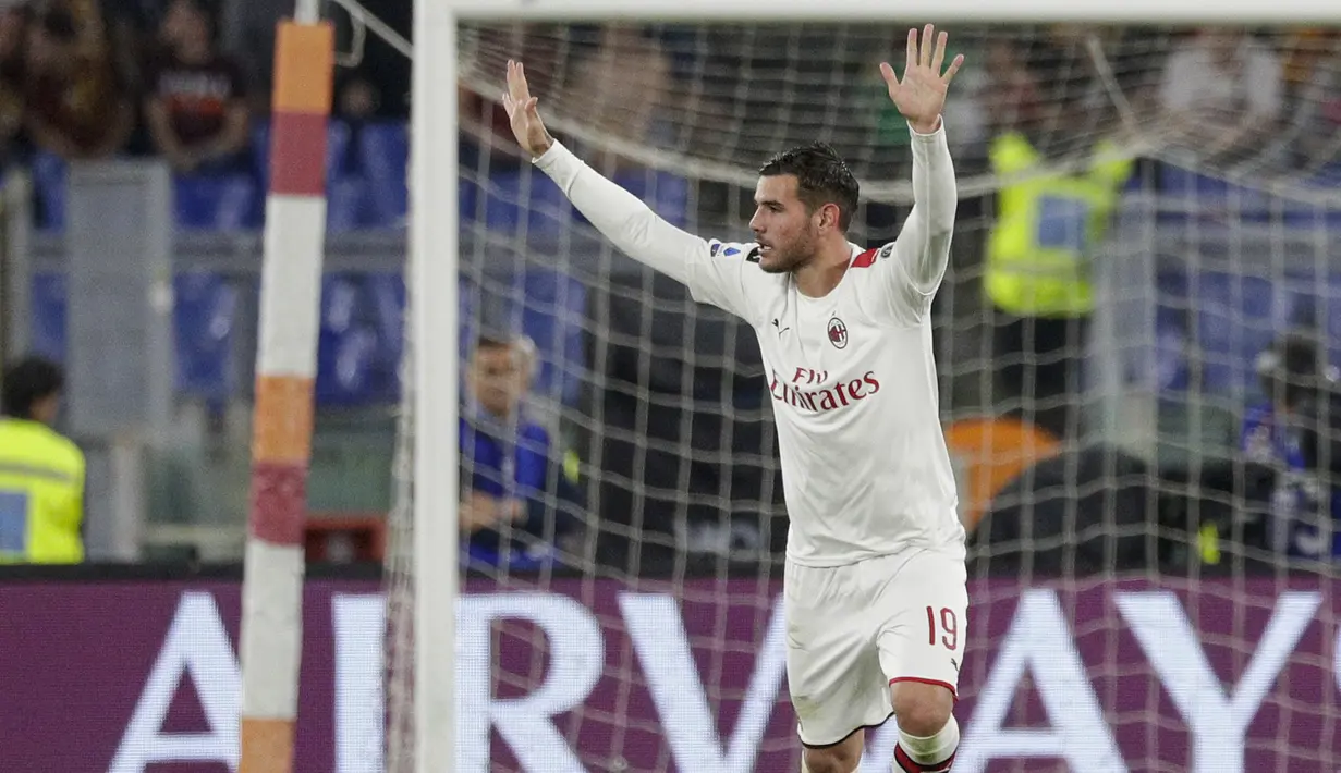 Gelandang AC Milan, Theo Hernandez berselebrasi usai mencetak gol ke gawang AS Roma pada pertandingan Lanjutan Liga Serie A Italia di Stadion Olimpiade Roma (28/10/2019). AS Roma menang tipis 2-1 atas AC Milan. (AP Photo/Andrew Medichini)