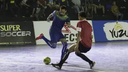 Penampilan Selebriti FC melawan tim All Star pada Grand Final Futsal Battle di Mall Taman Anggrek, Jakarta, Minggu (14/10). Acara kompetisi futsal tahunan ini berlangsung meriah. (Bola.com/Vitalis Yogi Trisna)