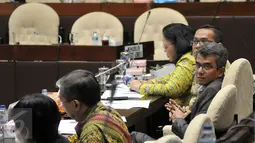 Ketua Ombudsman RI, Danang Girindrawardana (tengah) saat mengikuti Rapat Dengar Pendapat dengan Komisi II DPR RI, Jakarta, Rabu (13/1/2015). Rapat membahas kinerja Ombudsman tahun 2015. (Liputan6.com/Johan Tallo)