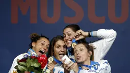 Anggota tim Italia, Elisa Di Francisca, Arianna Errigo, Martina Batini dan Valentina Vezzali berpose dengan medali yang diraihnya dalam Kejuaraan Dunia Anggar 2015 di Moscow, Rusia. (19/7/2015). (REUTERS/Grigory Dukor)