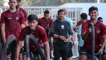 Pelatih Timnas Indonesia U-20, Indra Sjafri saat memantu sesi latihan gym para pemainnya di Ring Road Stadion Utama Gelora Bung Karno, Jakarta, Rabu (15/5/2024). (Bola.com/Bagaskara Lazuardi)