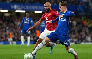 Alejandro Garnacho dan Bryan Mbeumo berebut bola dalam laga Liga Inggris antara Chelsea vs Manchester United di Stamford Bridge, 19 April 2026. (AP Photo/Kirsty Wigglesworth)